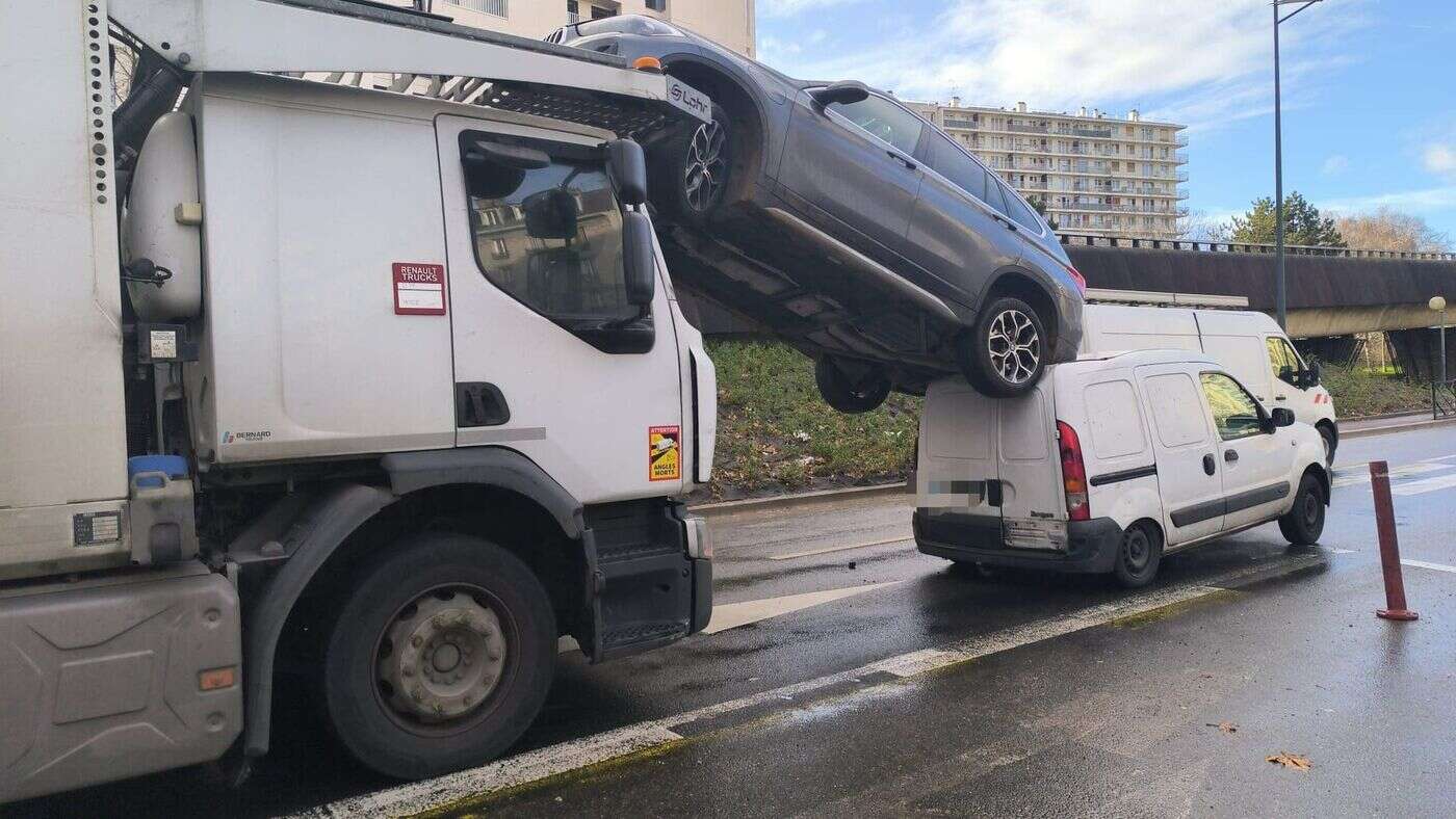 Clichy : la voiture quitte le porte-char et atterrit sur le toit d’un utilitaire