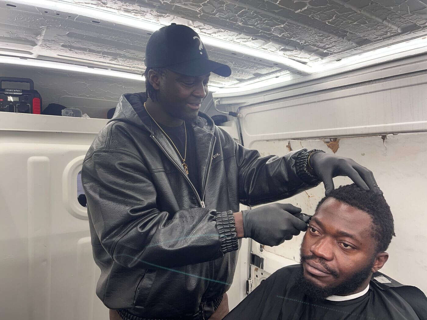 Dans son barber truck, Moko le T13, le « coiffeur des stars », sublime aussi les habitants de Grigny