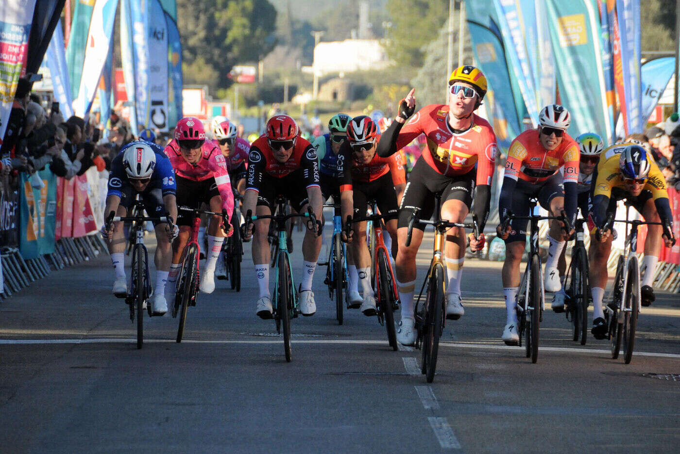 Cyclisme : plusieurs équipes se retirent de l’Etoile de Bessèges, invoquant des problèmes de sécurité