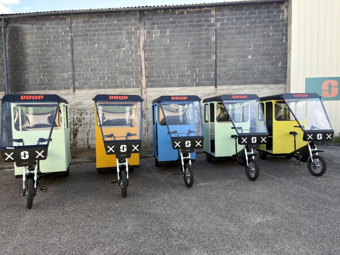 « 20 % moins cher qu’un taxi » : à Lyon, ce jeune entrepreneur fait le pari du vélo électrique à trois roues