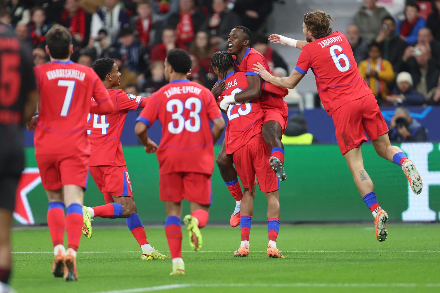 Bayer Leverkusen-PSG : la vidéo de la belle tête de Willian Pacho, buteur pour la première fois en club