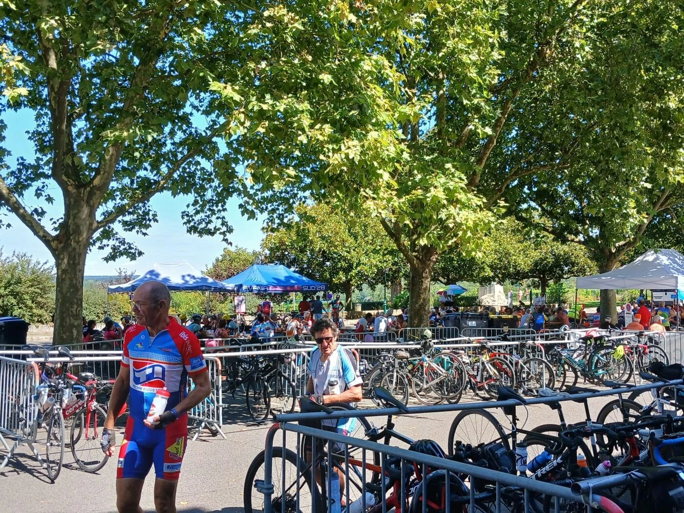 Des châteaux et de beaux paysages : quelques centaines de cyclotouristes découvrent la Beauce autour de Châteaudun