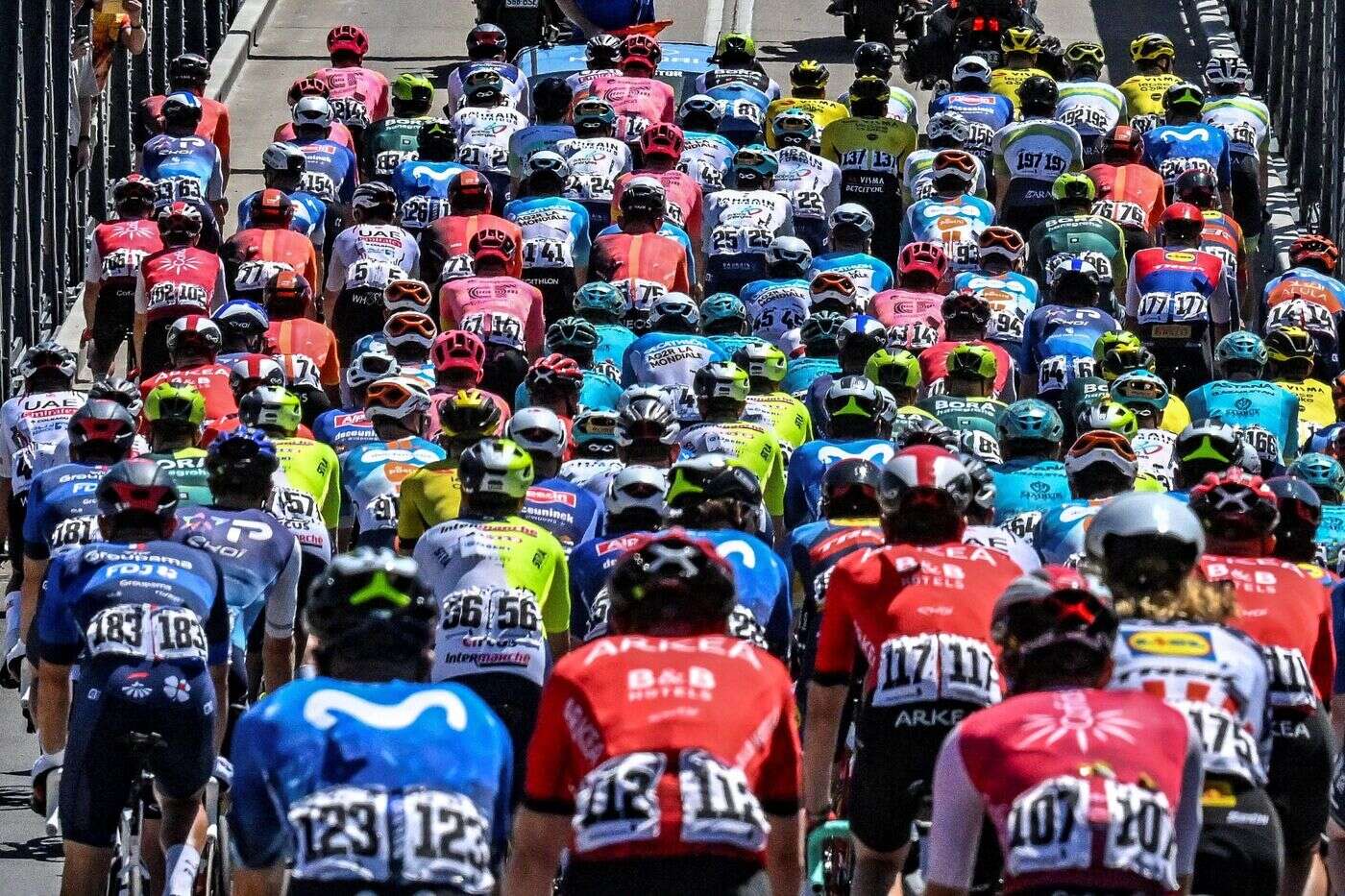 Cyclisme : l'énorme chute dans le dernier virage d’un sprint en Australie