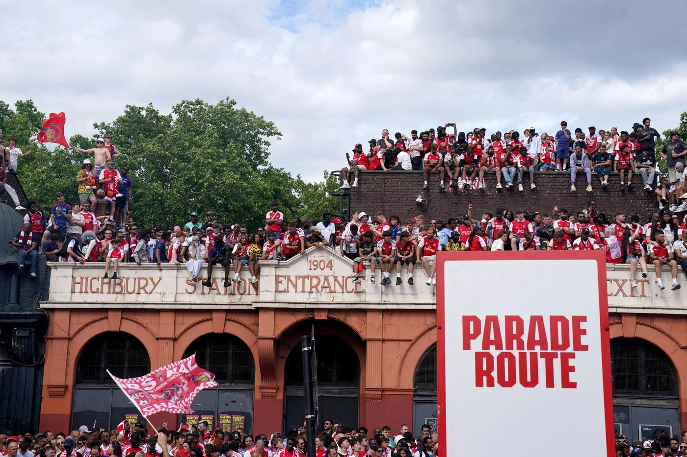 Interpellations, début d’incendie et sauvetages en hauteur… La chaotique parade d’Arsenal au lendemain de la finale perdue contre le PSG