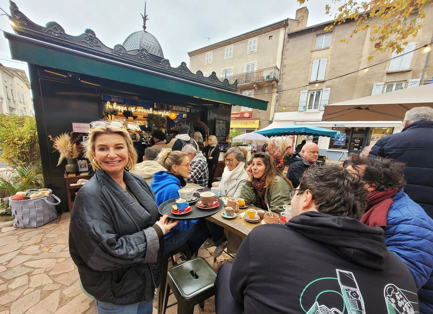 « Il y a une ambiance incroyable ! » : dans cette petite ville du Puy-de-Dôme, l’ancien kiosque à journaux parisien est devenu LE troquet du bonheur