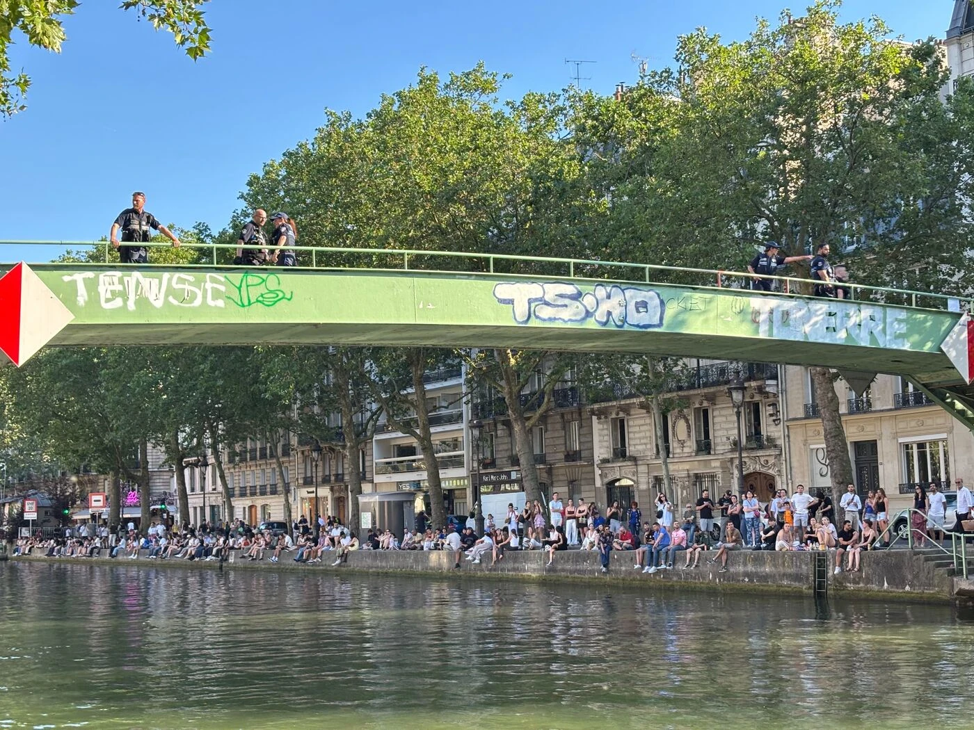 « On comprend que ça soit festif, mais c’est dangereux » : à Paris, opération anti-plongeons sur le canal Saint-Martin
