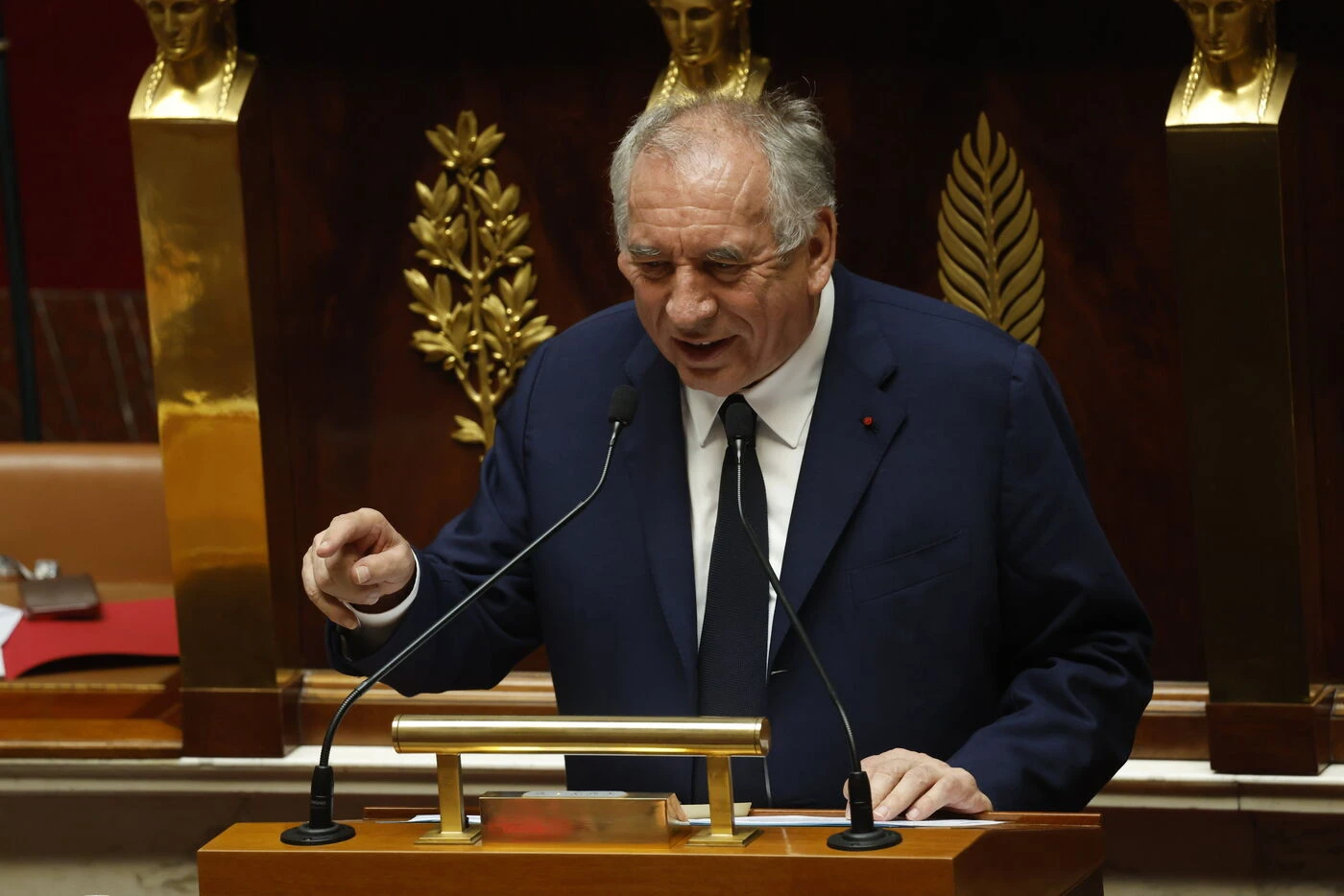 « Si vous criez, je bois » : François Bayrou ironise sur les perturbations à l’Assemblée pendant son discours
