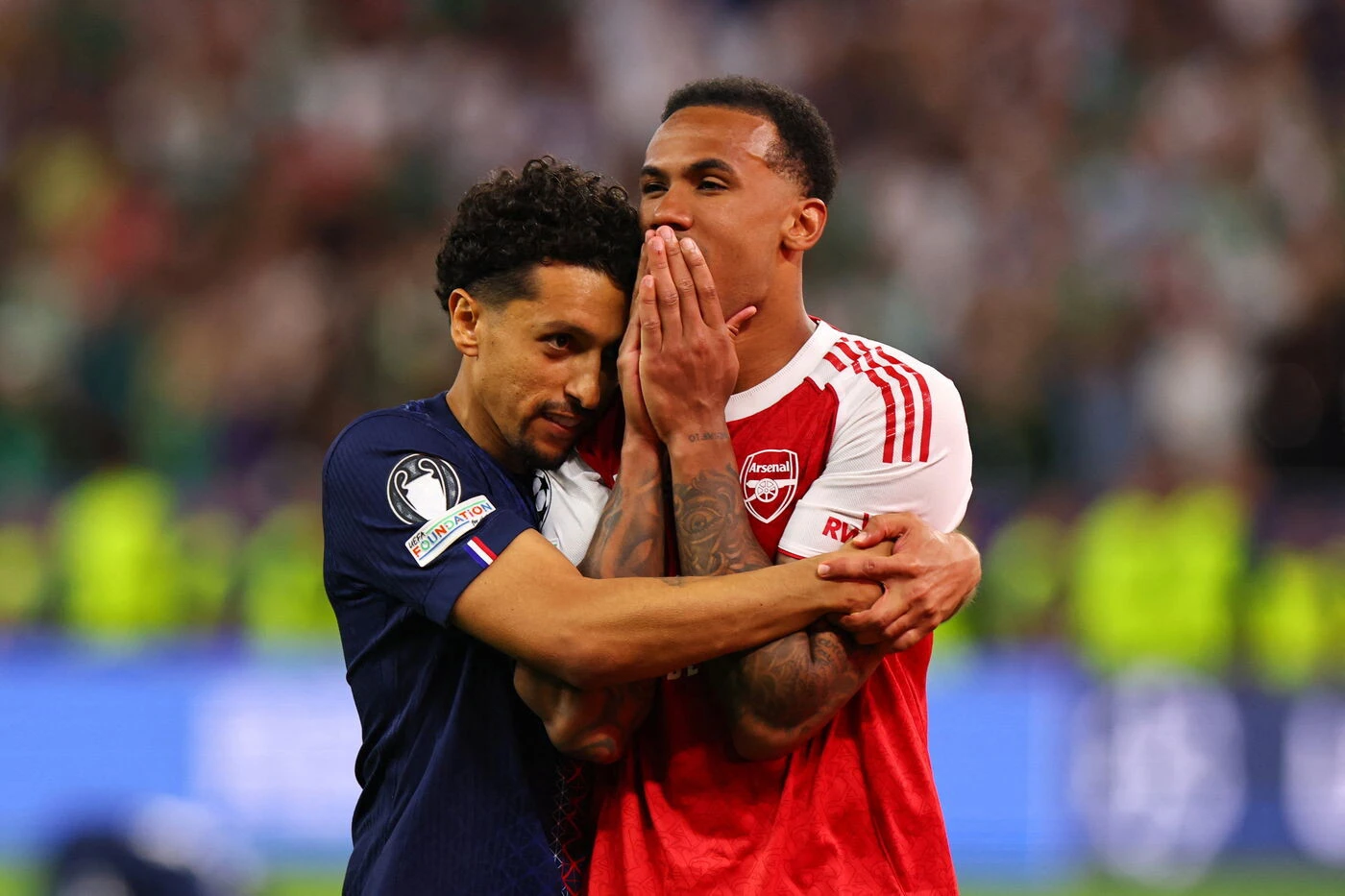 PSG-Arsenal (1-1, 4-3 t.a.b.) : l’émouvante accolade entre Marquinhos et Gabriel, auteur d’un tir au but manqué