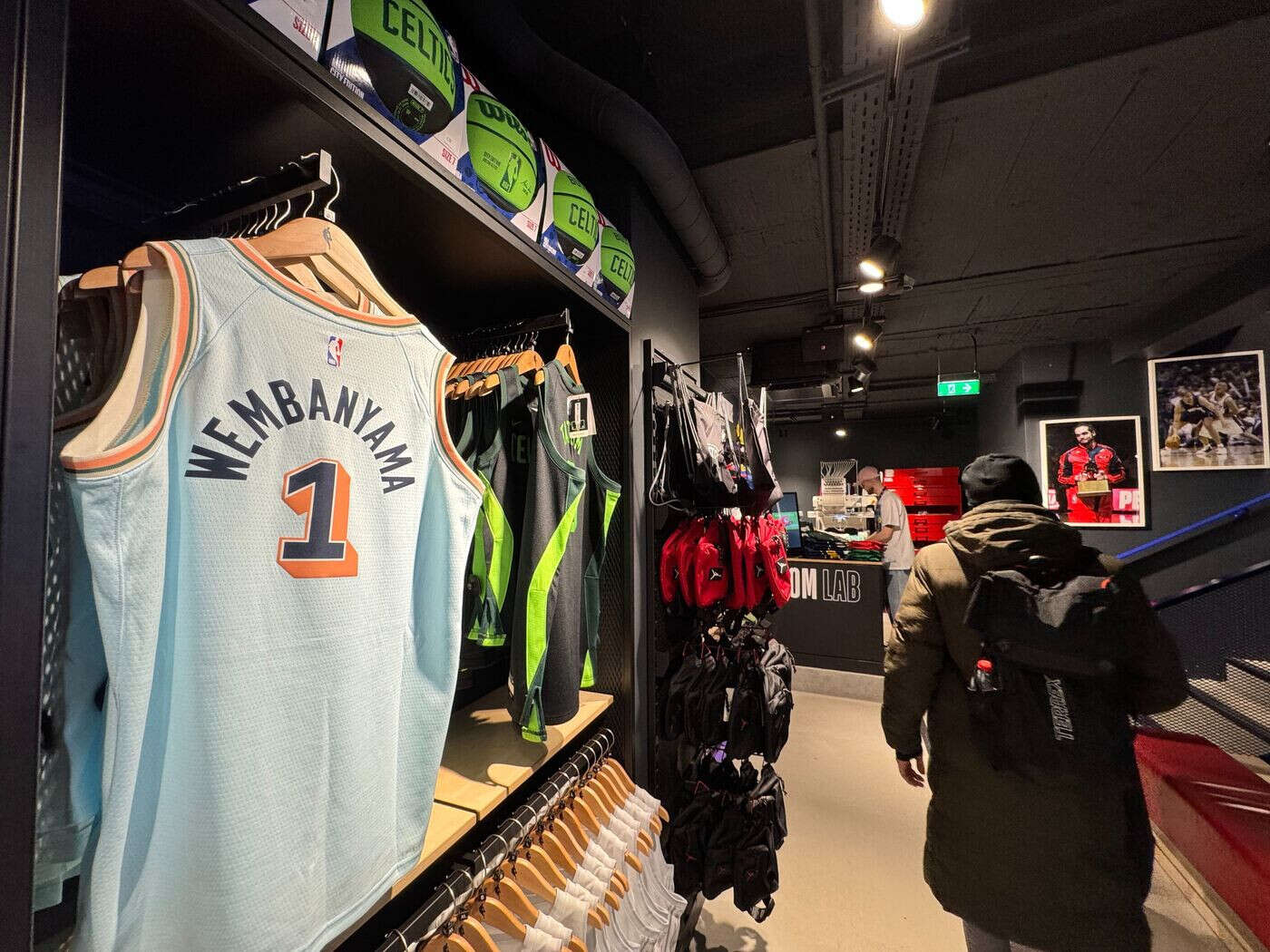 NBA : le maillot offert par Wembanyama à un enfant vendu 73 000 dollars