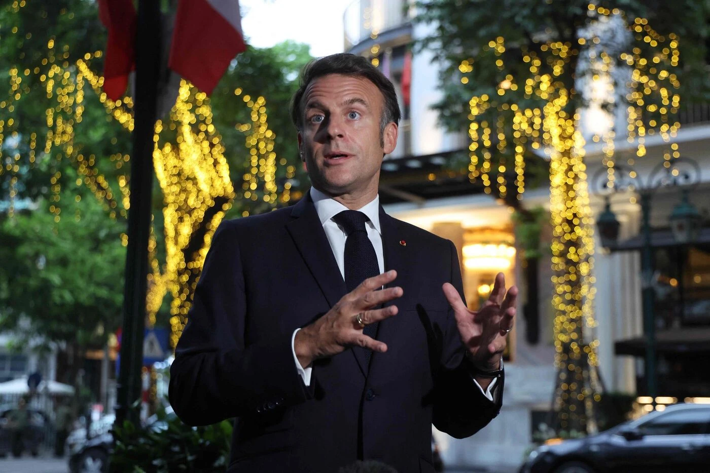 Vidéo d’Emmanuel et Brigitte Macron au Viêt Nam : « Nous sommes en train de plaisanter », rétorque le chef de l’État