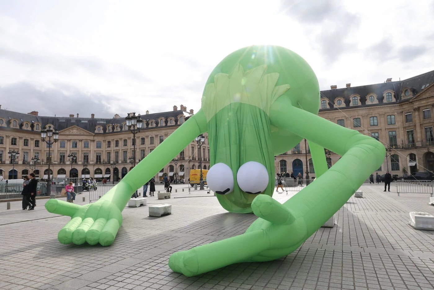 Paris : pourquoi y a-t-il une énorme grenouille gonflable place Vendôme ?