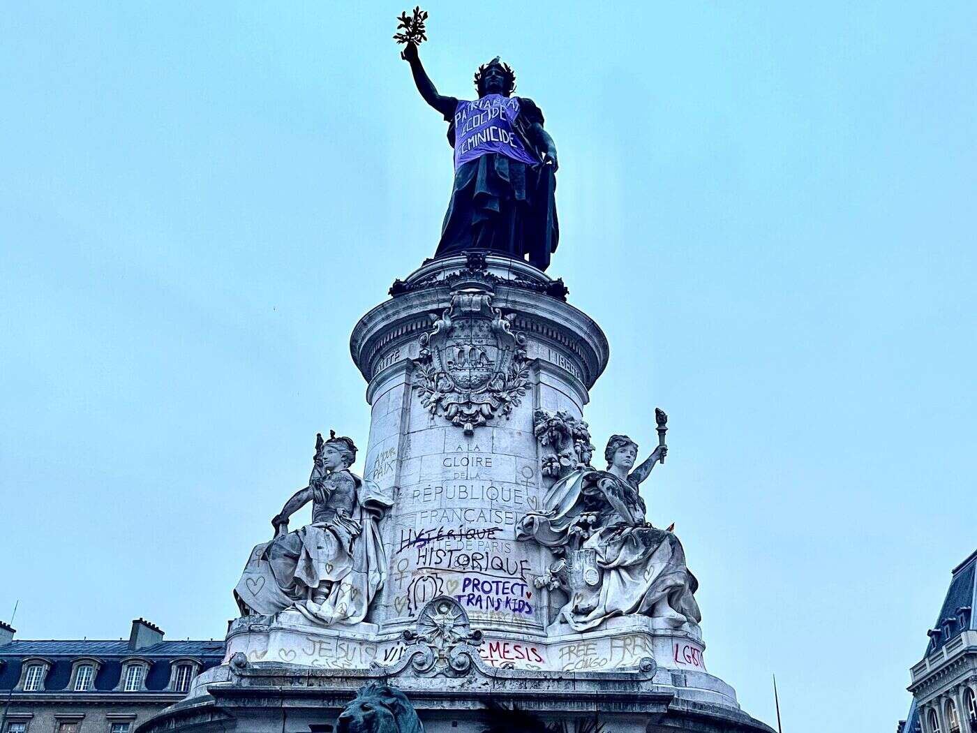 Le maire de Paris Centre porte plainte pour dégradation de la statue de la République, cible de nombreux tags.