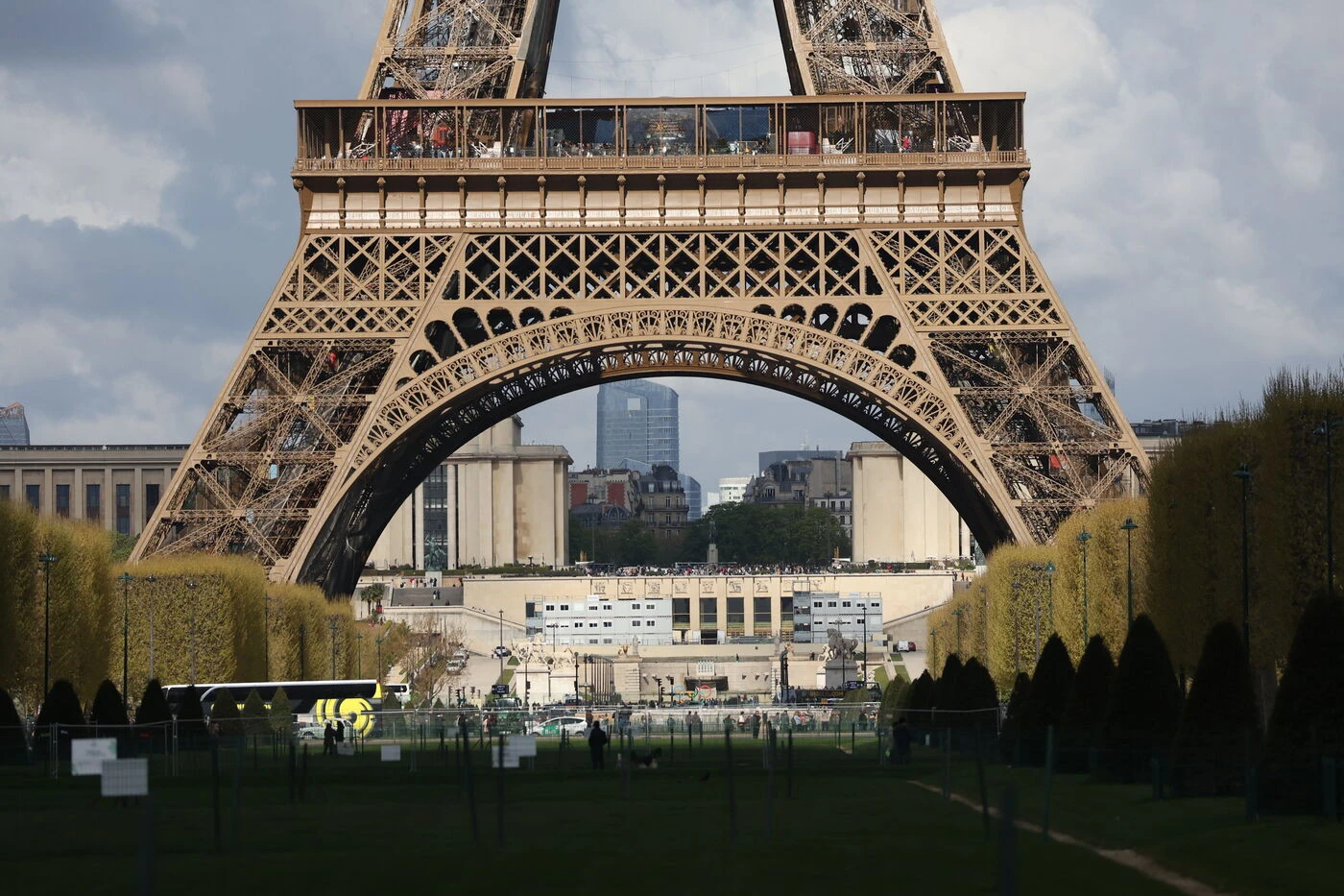 Paris : la tour Eiffel se transforme en cinéma éphémère et gratuit cet automne