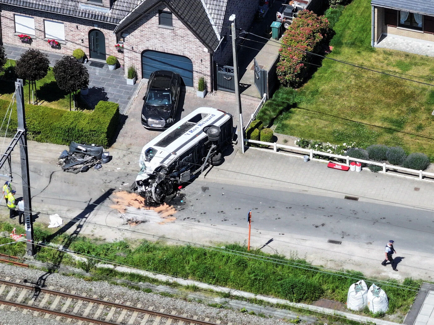 Agressivité au volant, doigt d’honneur… La conduite du chauffeur avait été signalée avant l’accident du car scolaire en Belgique