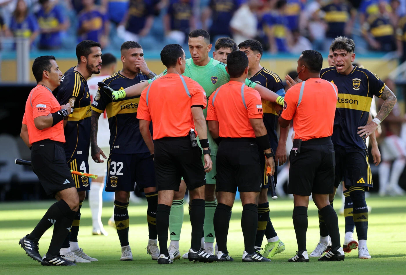 Boca Junior - Benfica : quatre buts, trois cartons rouges… le résumé en vidéos d’un choc très chaud à Miami
