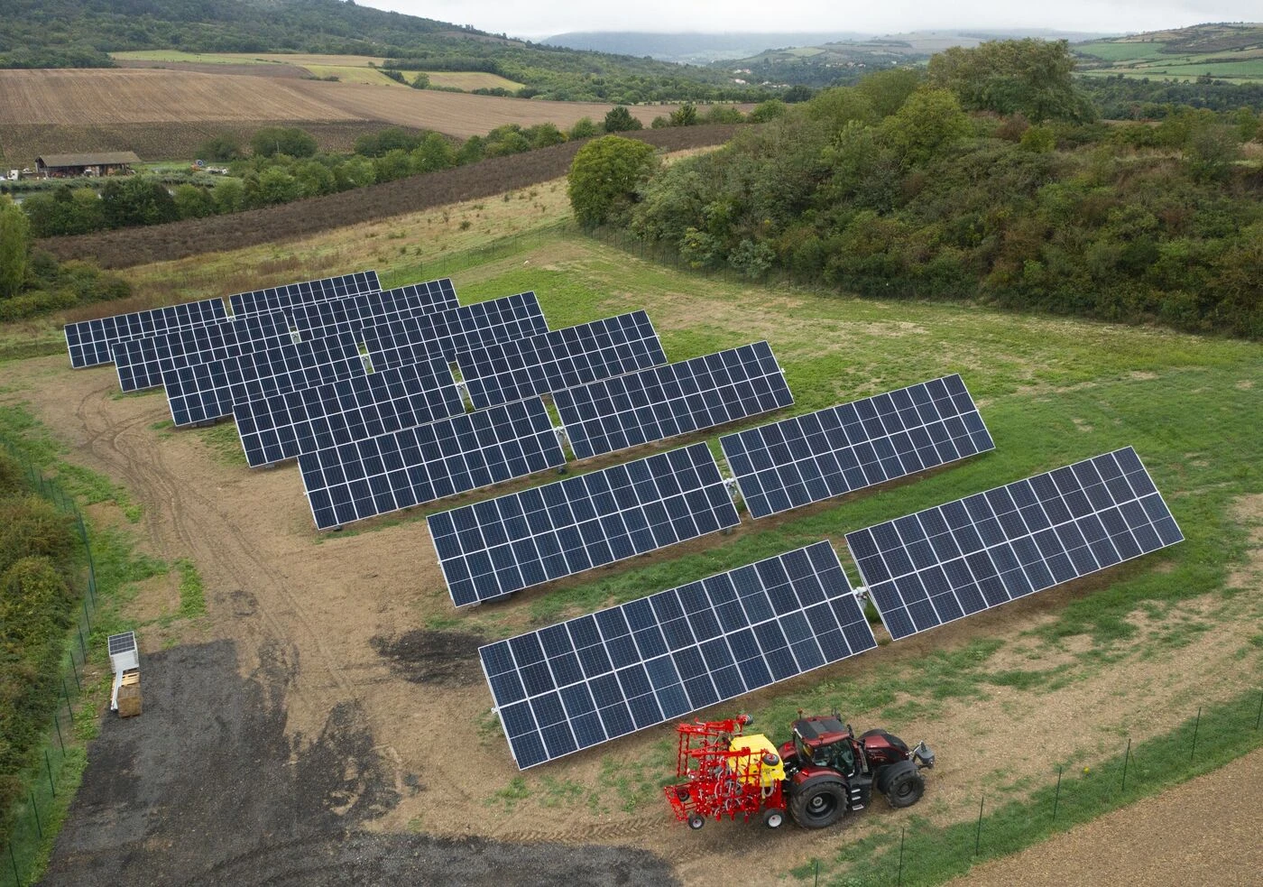 « Ici l’énergie solaire ne grignote pas les terres agricoles » : des panneaux solaires sur des champs d’orge dans le Puy-de-Dôme