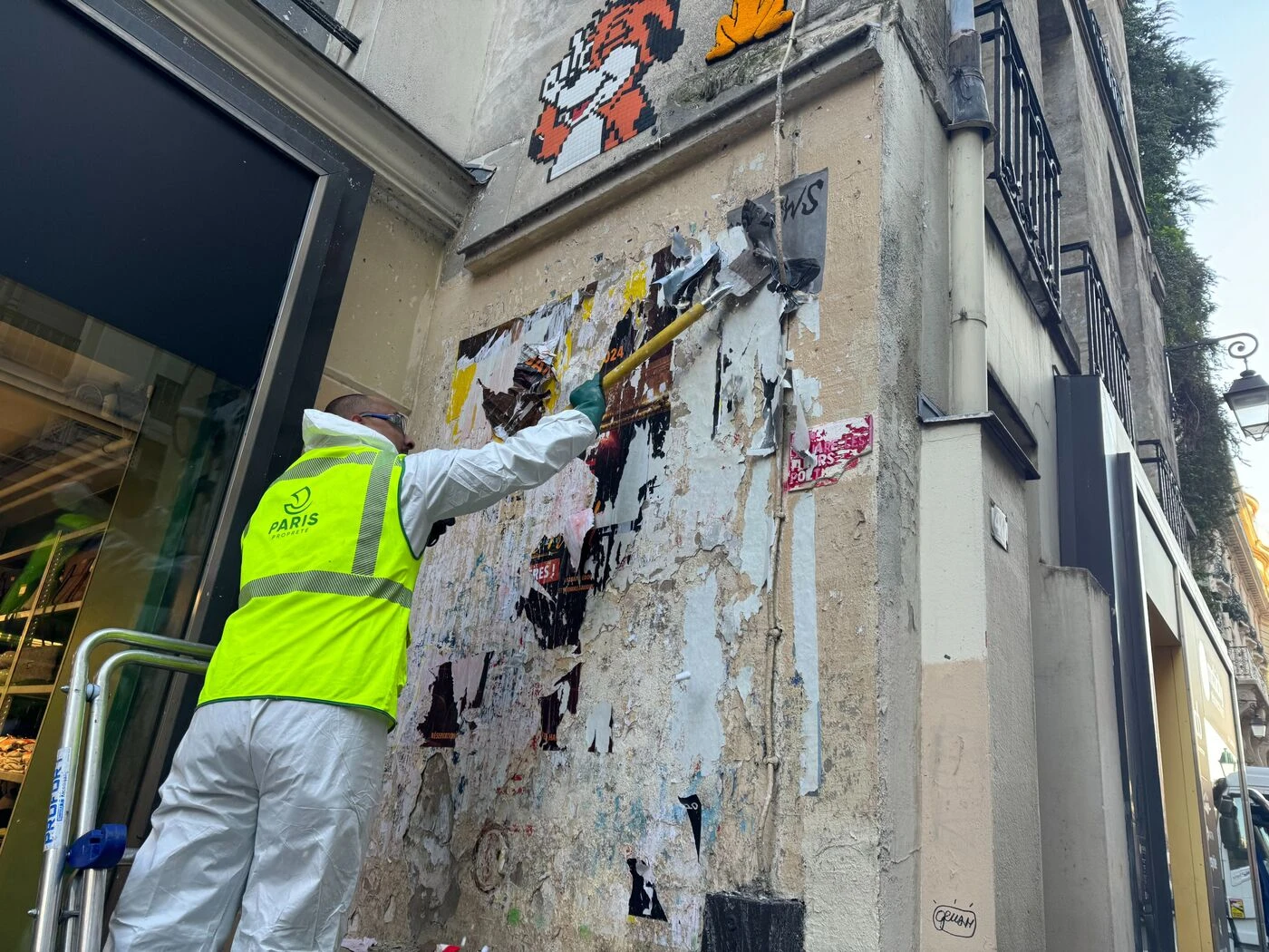 Paris récupère 4,5 millions d’euros d’amendes contre l’affichage sauvage : « On ne fait pas de traitement de faveur »