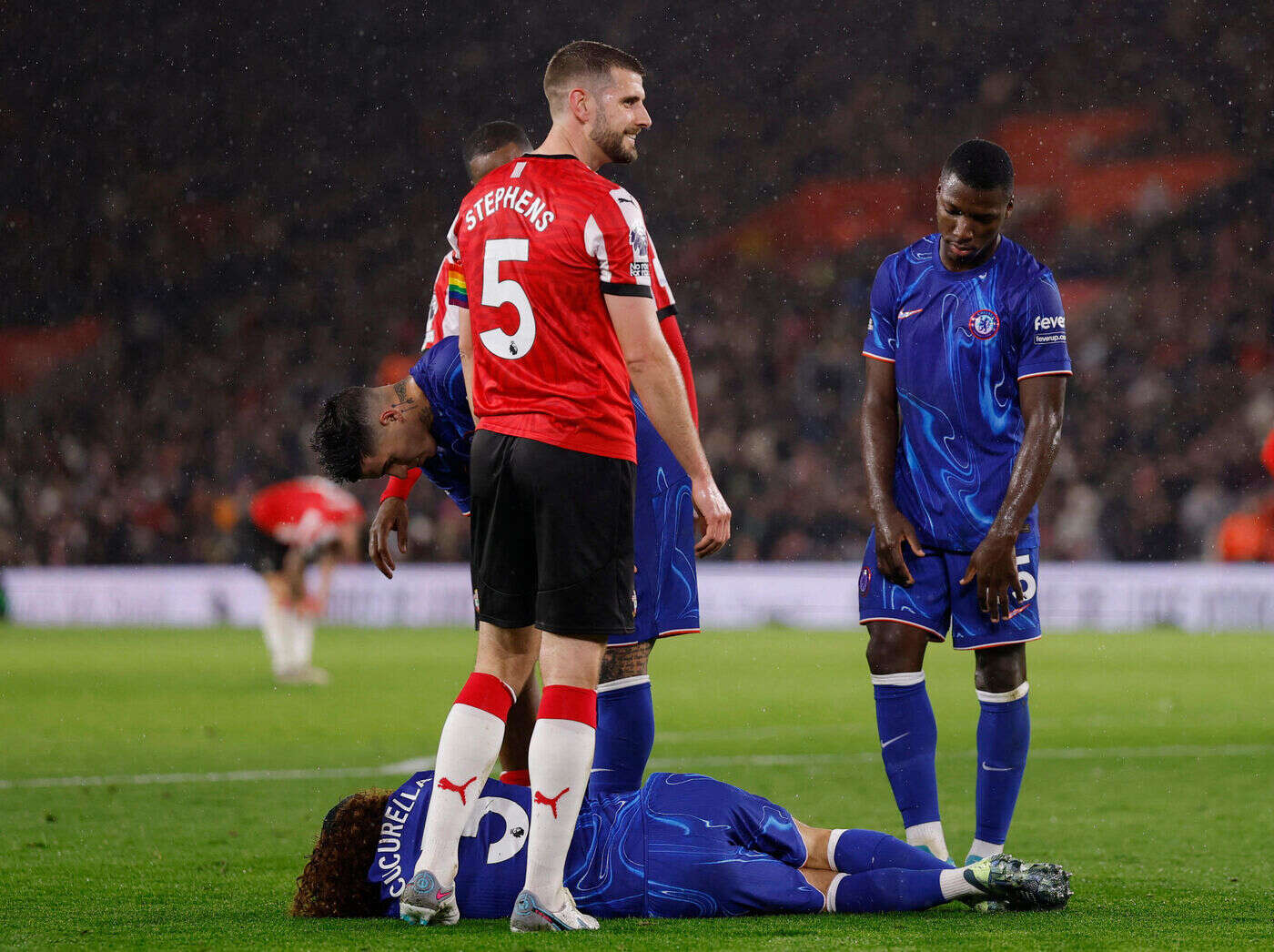 Premier League : un défenseur de Premier League exclu pour avoir tiré les cheveux d’un adversaire