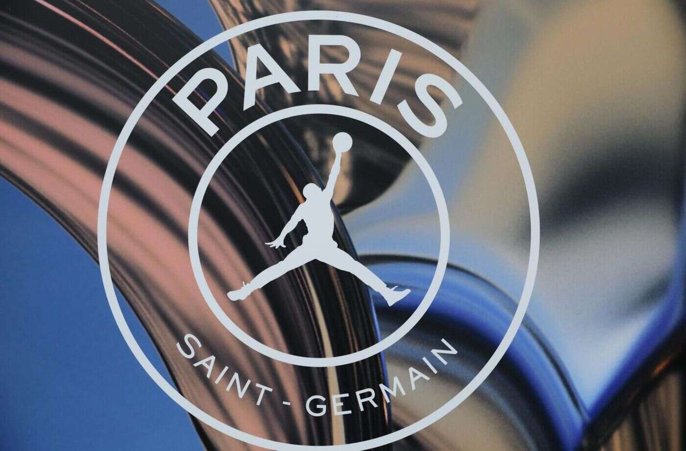 PSG : le club parisien dévoile son quatrième maillot, en collaboration avec la marque Jordan