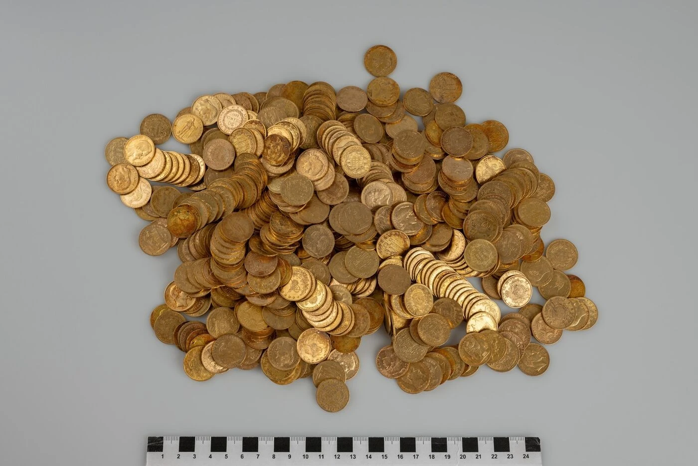 Des randonneurs découvrent par hasard près de 600 pièces d’or sur un sentier