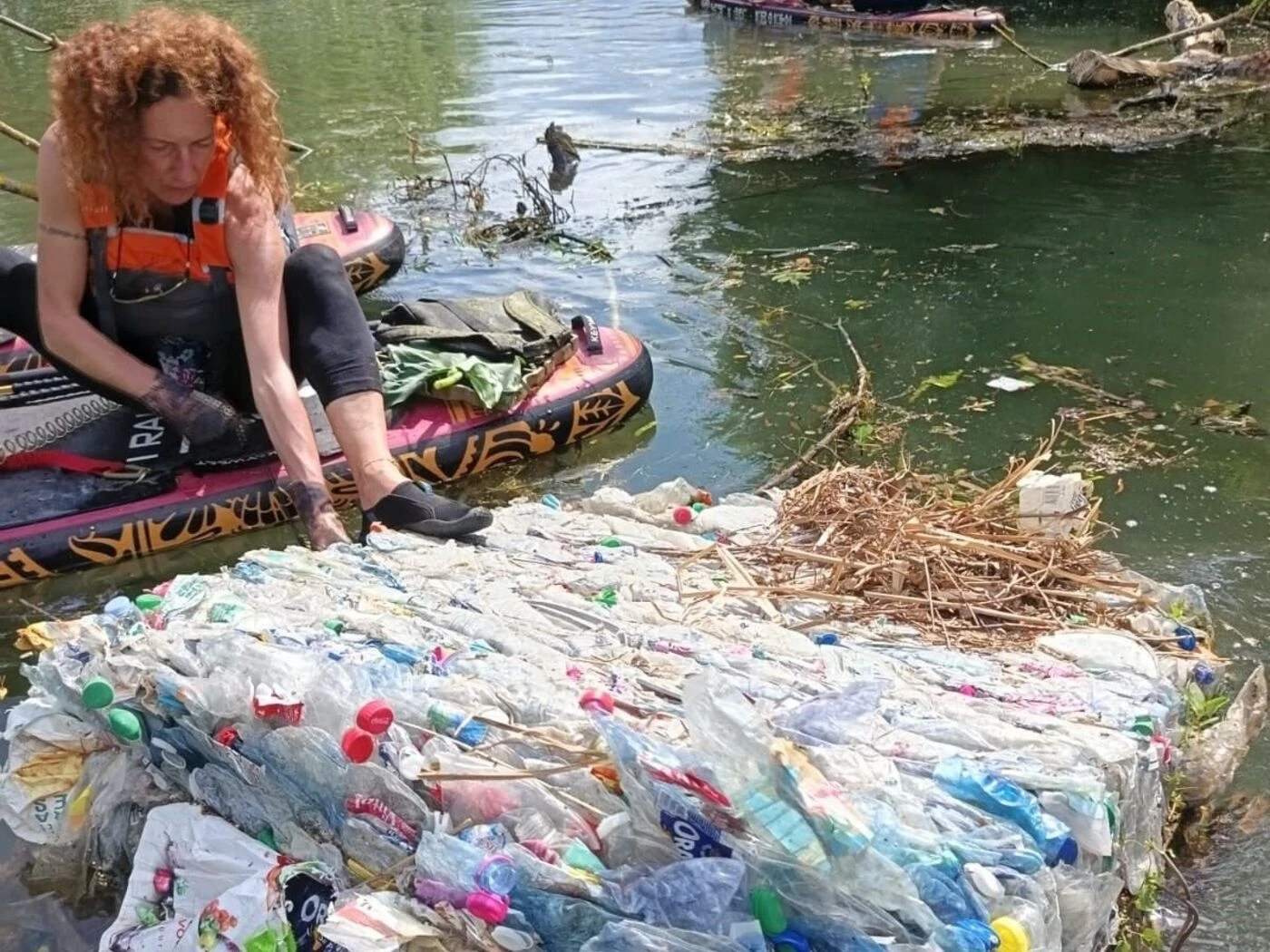 Yvelines : un bloc de 250 kg de bouteilles en plastique échoué dans la Seine récupéré par l’usine de recyclage