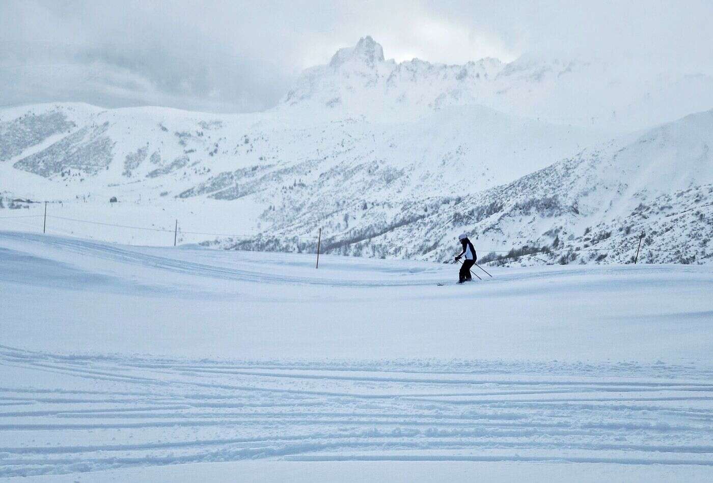 La Plagne : un skieur fait une chute mortelle après avoir tenté de rejoindre son enfant tombé sur une piste noire