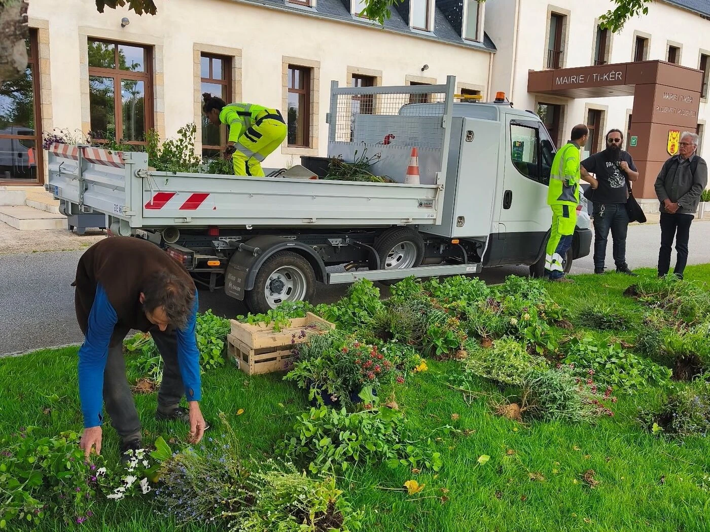 « Le gâchis, c’est fini » : cette commune bretonne ne jette plus les fleurs de ses parterres mais les offre aux habitants