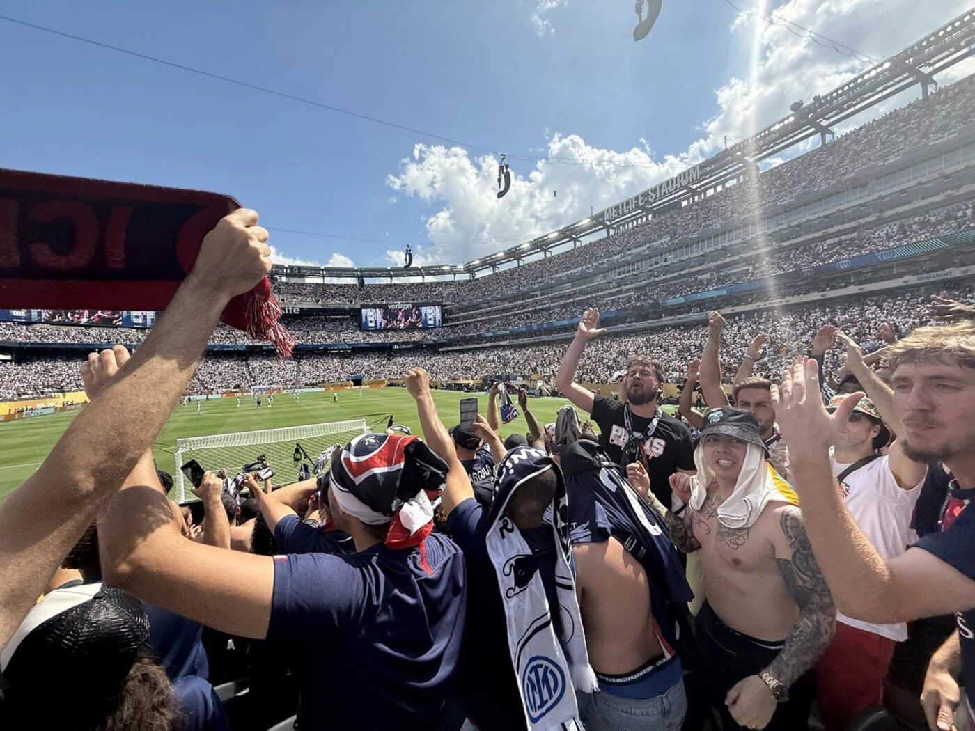 « C’est comme dans un rêve » : avec les supporters parisiens qui ont traversé l’Atlantique pour voir le PSG à New York