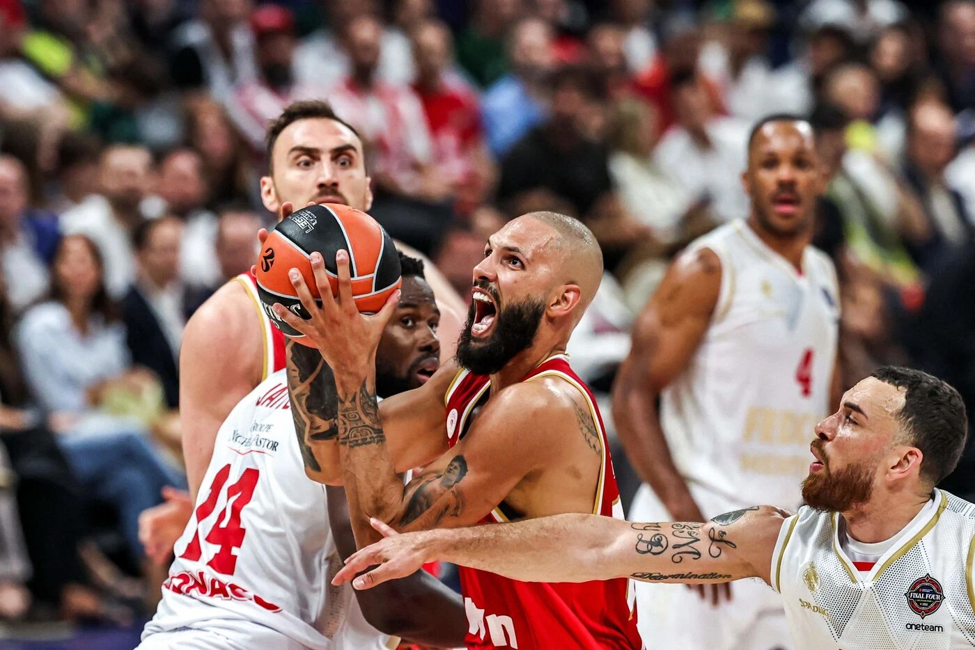 « C’est très douloureux » : les images d’Evan Fournier en larmes après la défaite de l’Olympiakos face à Monaco