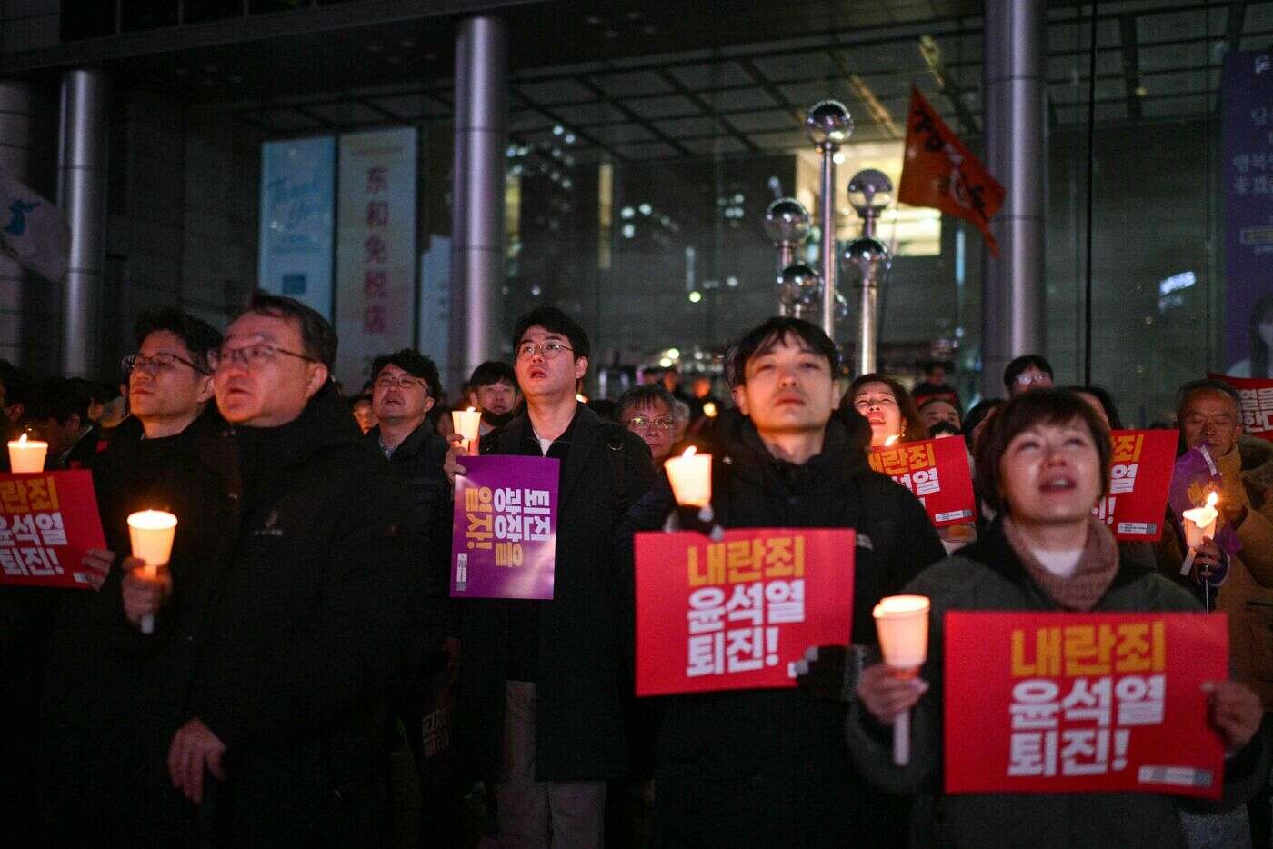 Corée du Sud : le président Yoon lâché par son parti, qui l’accuse de faire courir « un grand danger » au pays