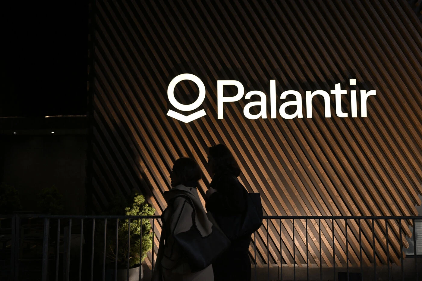Armées dotées d’IA, critique du pluralisme… Le manifeste belliciste du géant de la tech Palantir