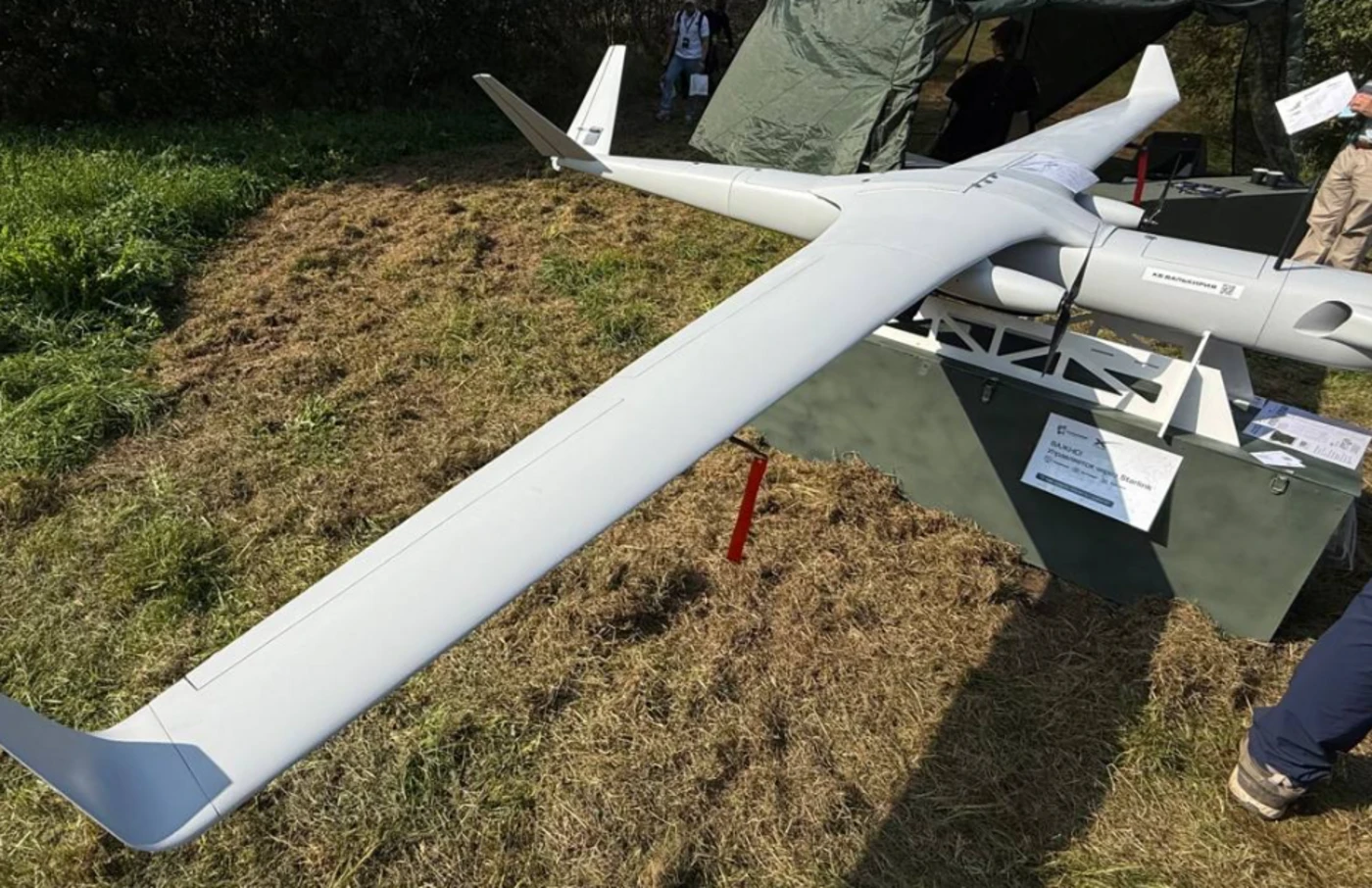 Guerre en Ukraine : Moscou dévoile le drone RD-8, un « vaisseau mère » contrôlé via Starlink, pourtant indisponible en Russie
