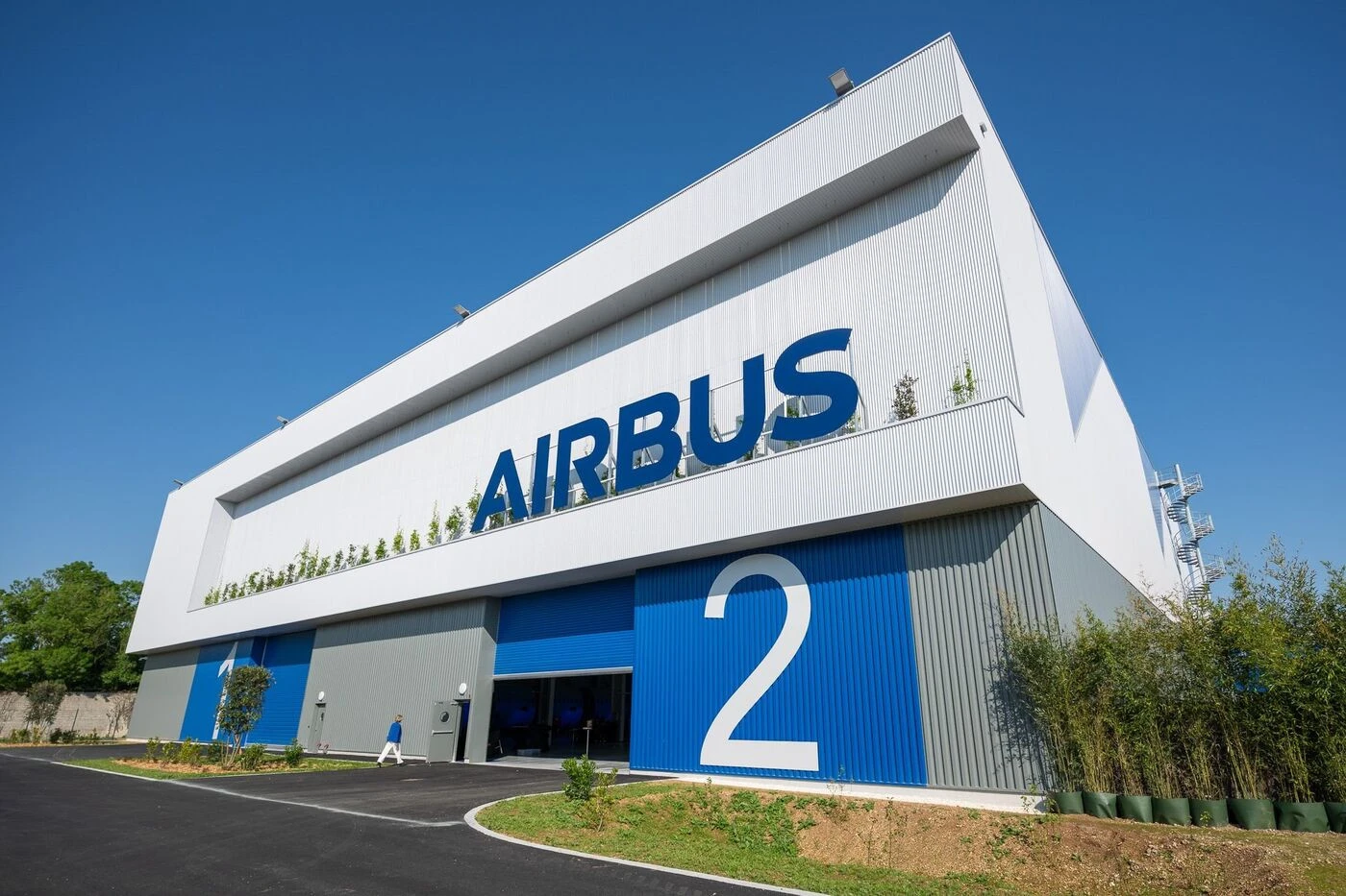 « 200 embauches en CDI » : en investissant toujours plus, Airbus donne des ailes à l’emploi en Charente-Maritime