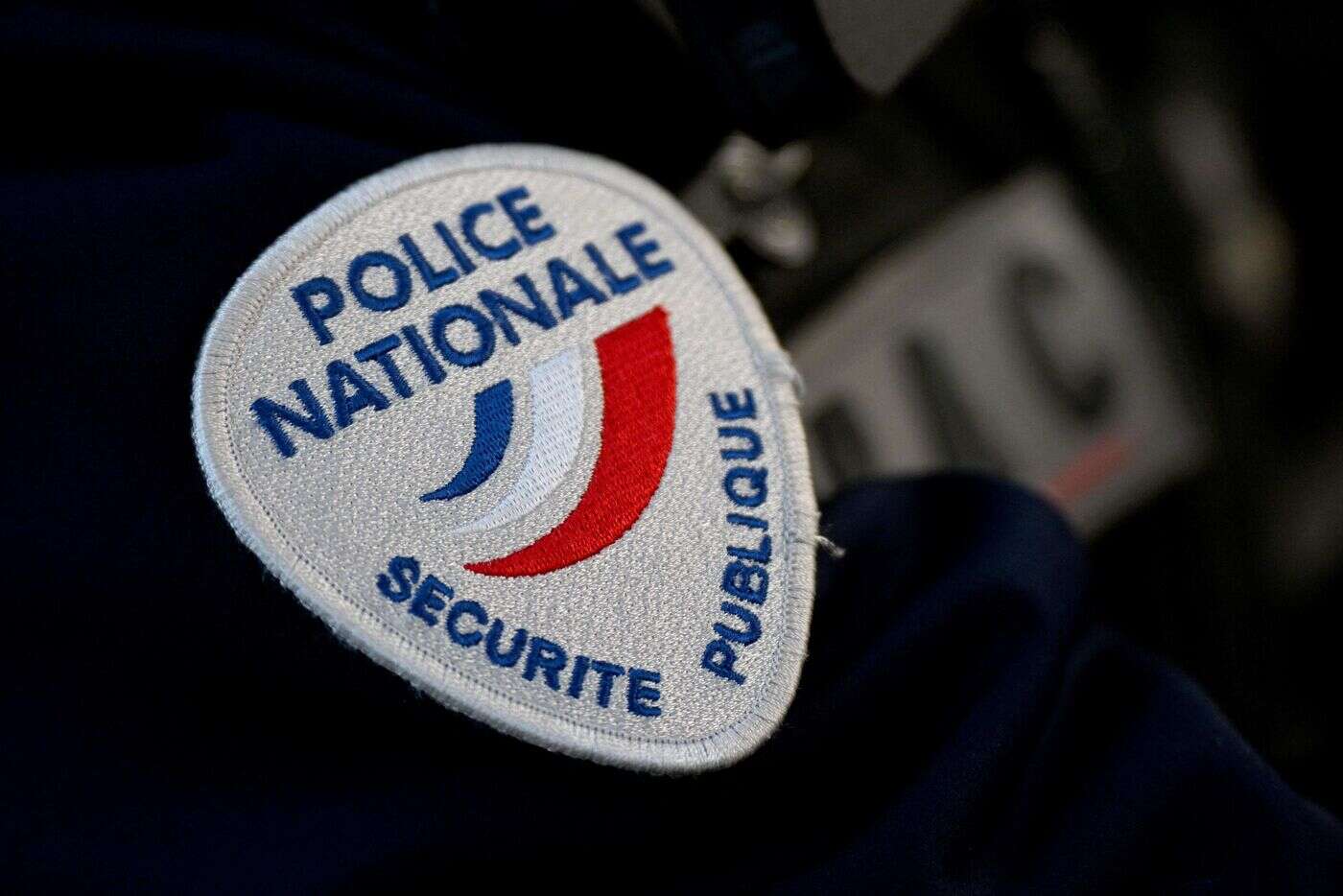 Cannes : des policiers attaqués au couteau devant le commissariat, l’assaillant interpellé