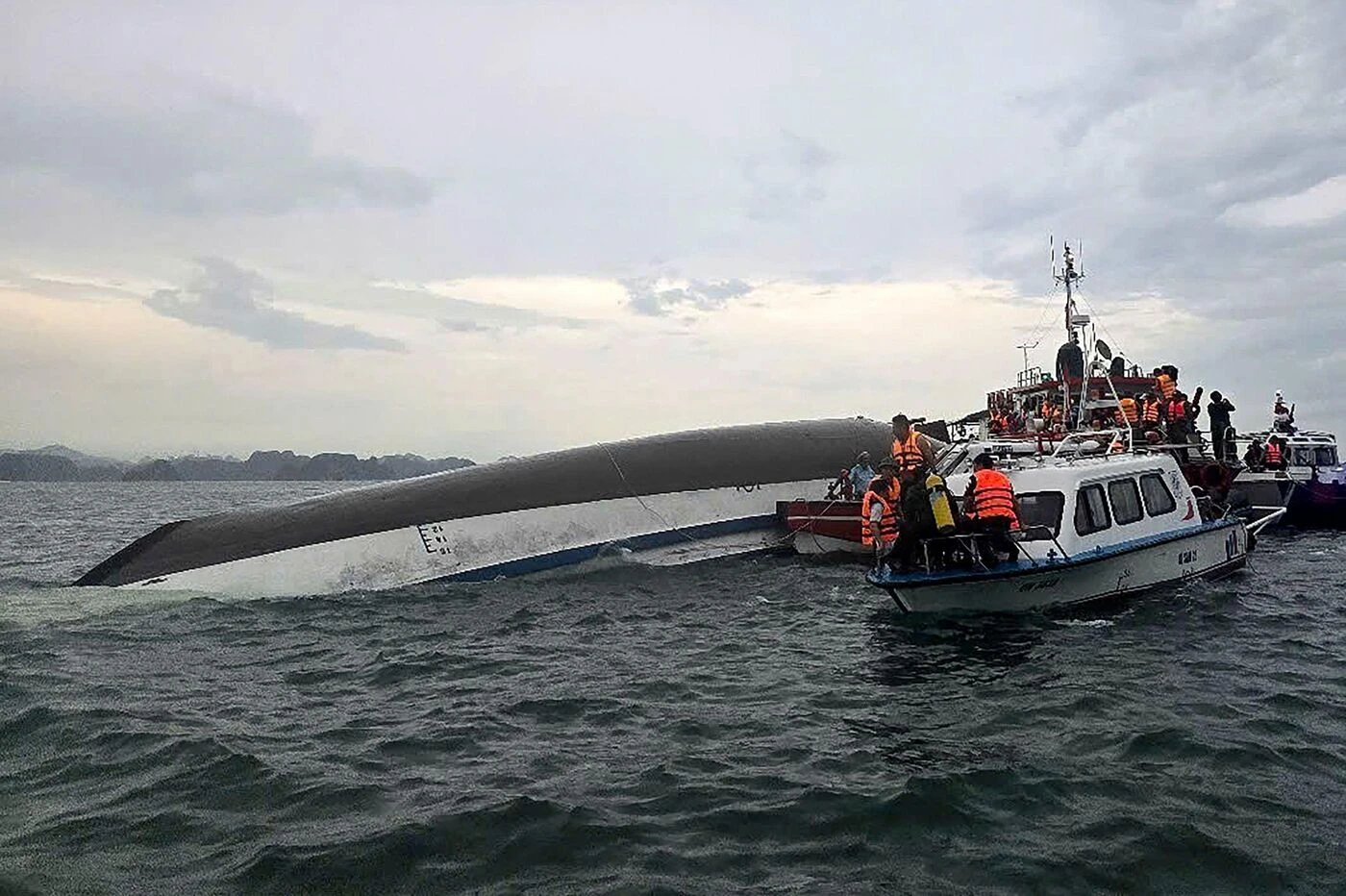 « Tout s’est passé si vite » : un garçon survit au naufrage d’un bateau au Viêt Nam en s’abritant dans une poche d’air