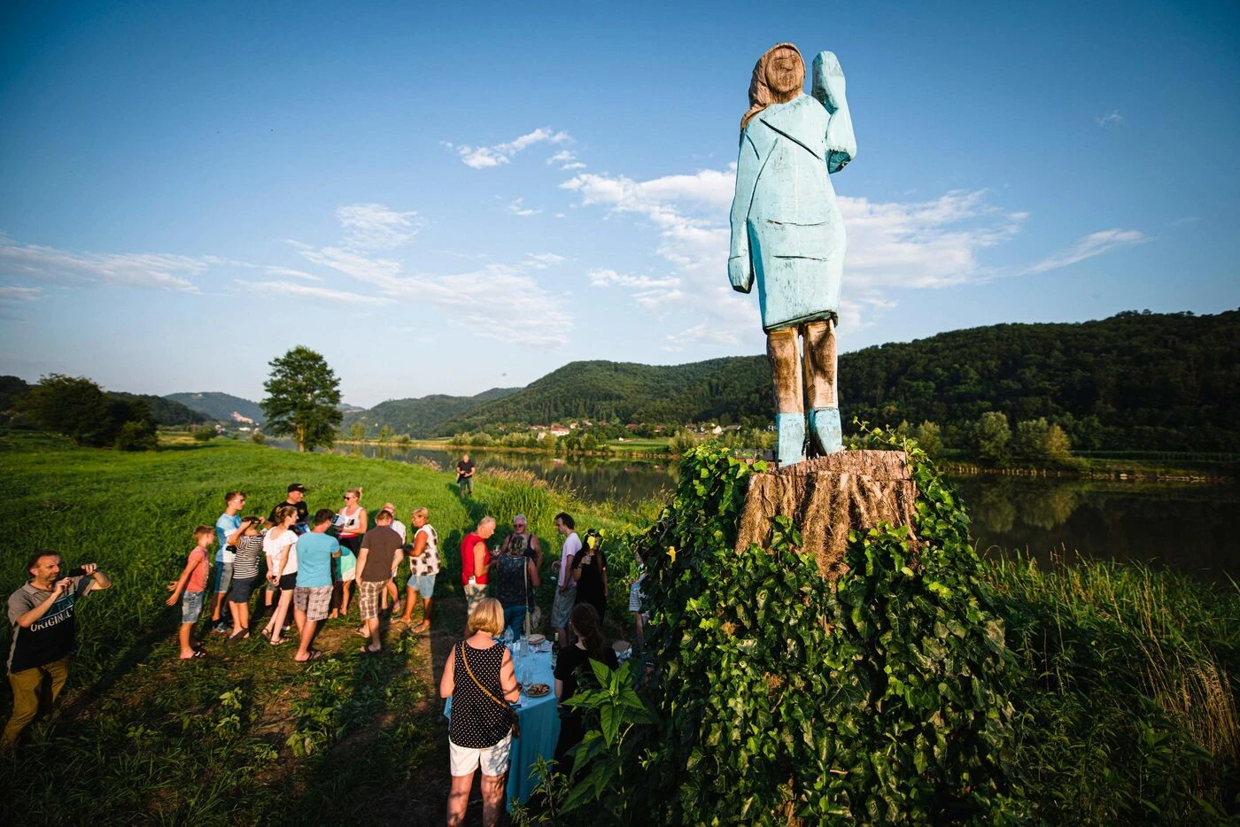 Melania Trump : une statue de la Première dame des États-Unis disparaît mystérieusement en Slovénie