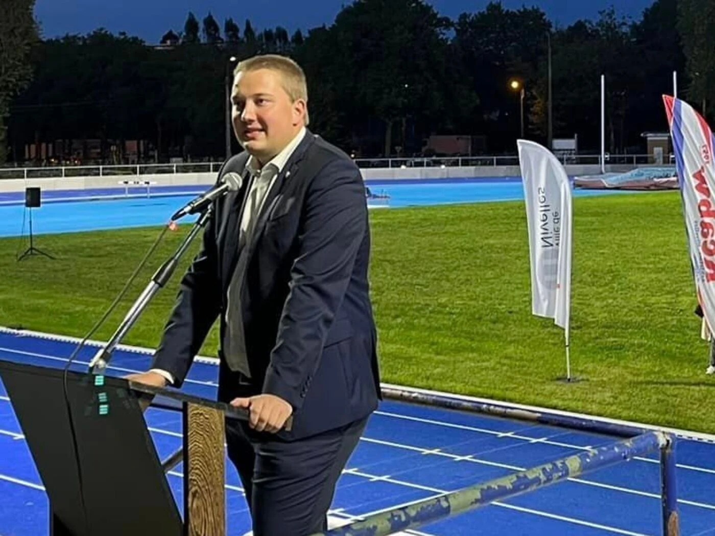 « Je me suis fait bizuter » : un élu belge présente ses excuses après la diffusion d’une photo de lui en slip avec un drapeau nazi