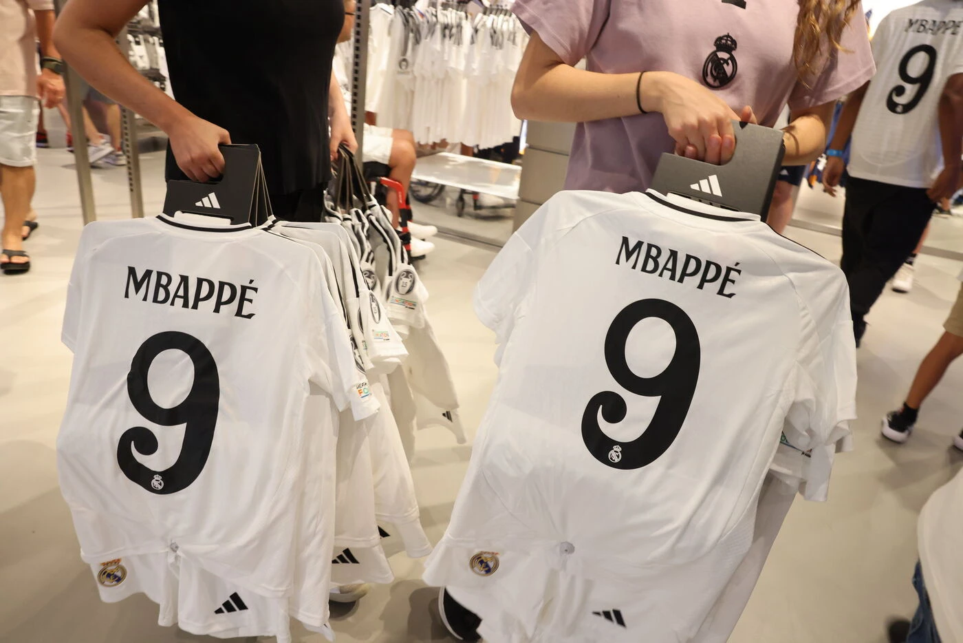 Kylian Mbappé, Lamine Yamal… 20 000 maillots de football de contrefaçon saisis par les douanes