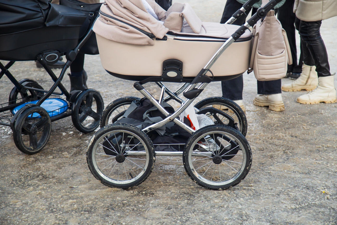 Trois bébés dans un état grave en Écosse après avoir été percutés par une remorque, le conducteur en fuite