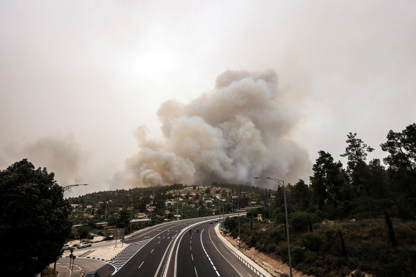 Autoroute évacuée, renforts demandés… les images des spectaculaires incendies en Israël