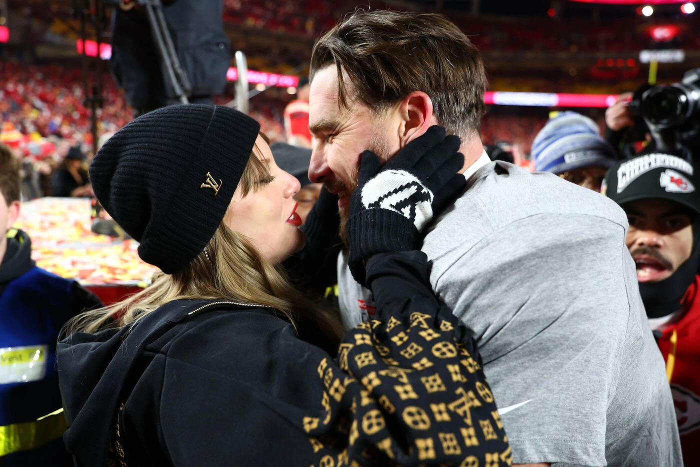 Taylor Swift et la star du football américain Travis Kelce vont se marier