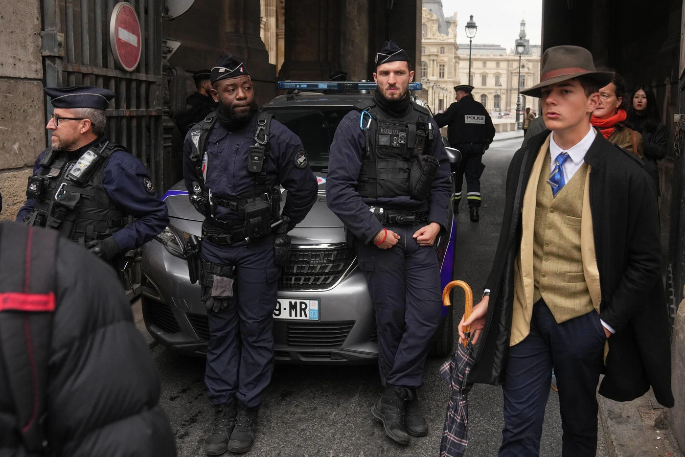 Sarkozy en cambrioleur, « French detective »… Le casse du Louvre inspire parodies et infox sur les réseaux sociaux