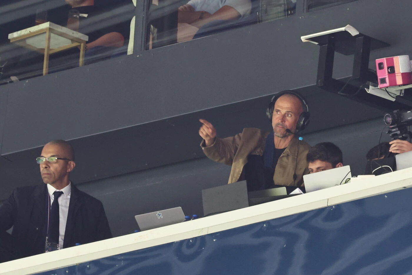 « En haut tu vois tout, mais… » : pourquoi suivre les matchs en tribunes comme Luis Enrique est rare dans le foot