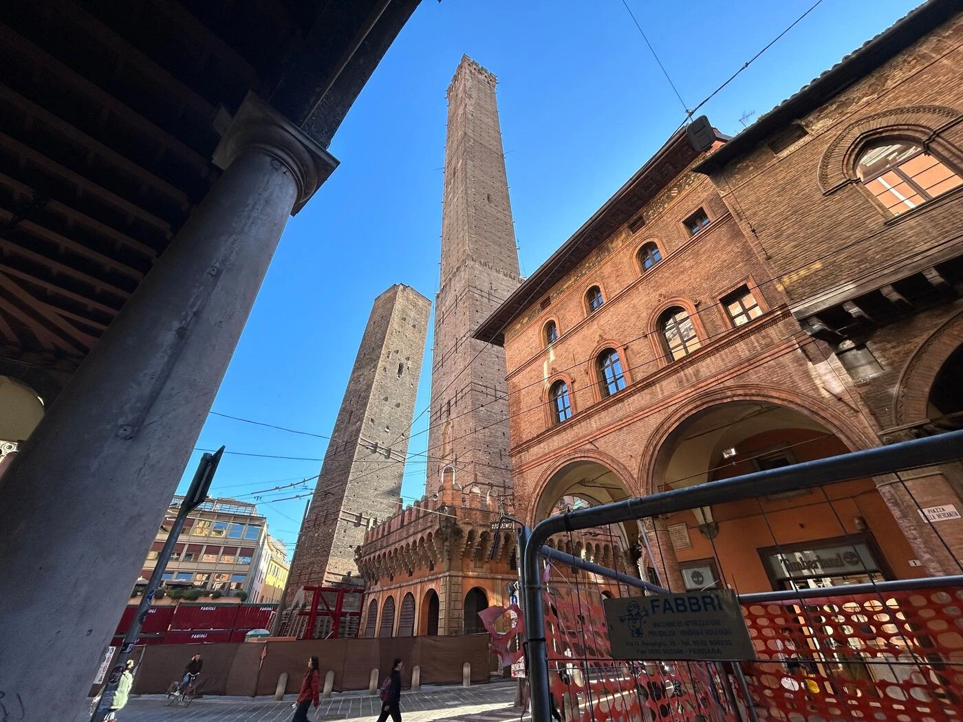 Elle menace toujours de s’effondrer : malgré les travaux, la « tour penchée » de Bologne a encore bougé