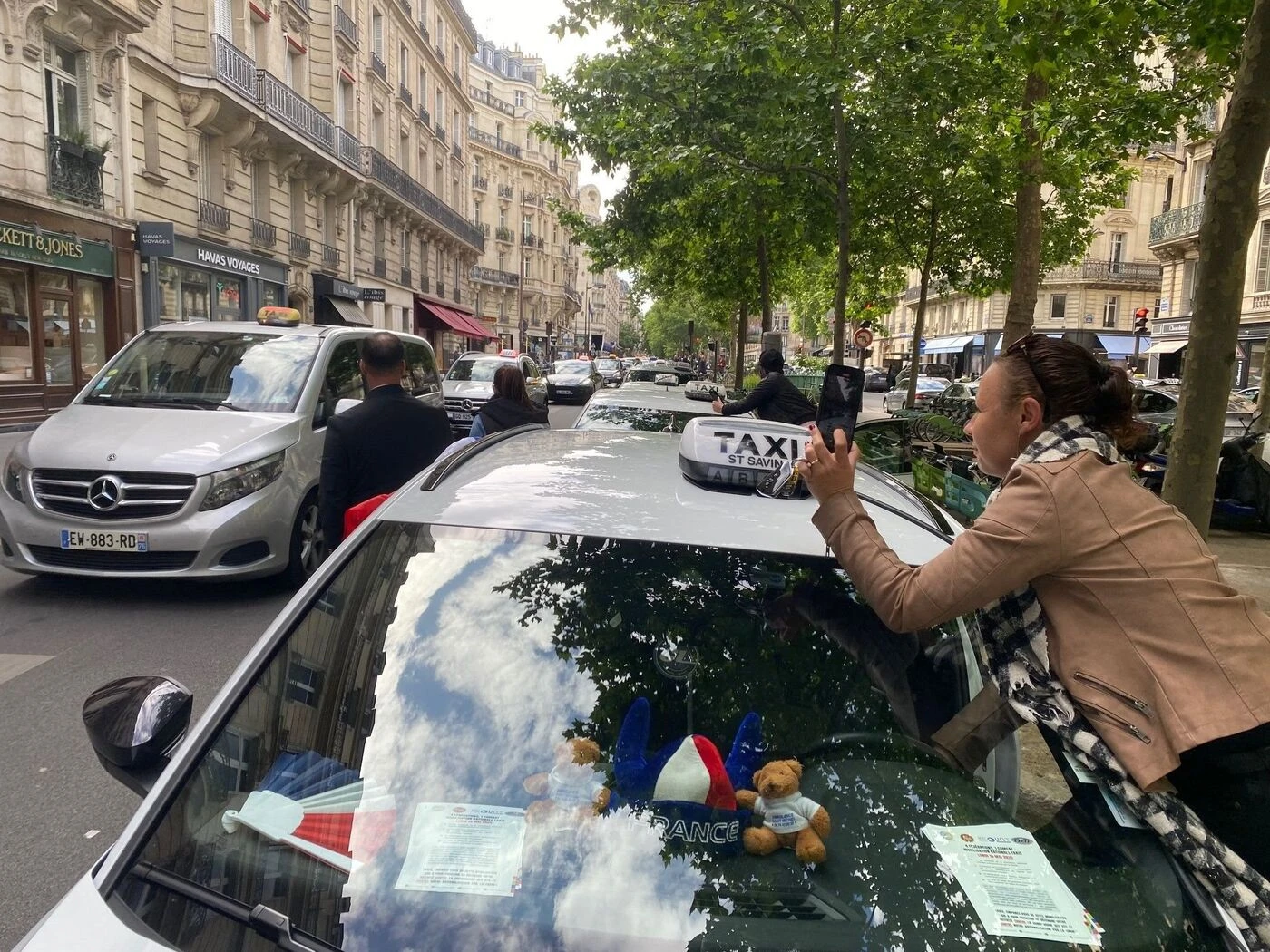 « On continue les mouvements » : la mobilisation des taxis prolongée jusqu’à samedi à Paris et à Pau