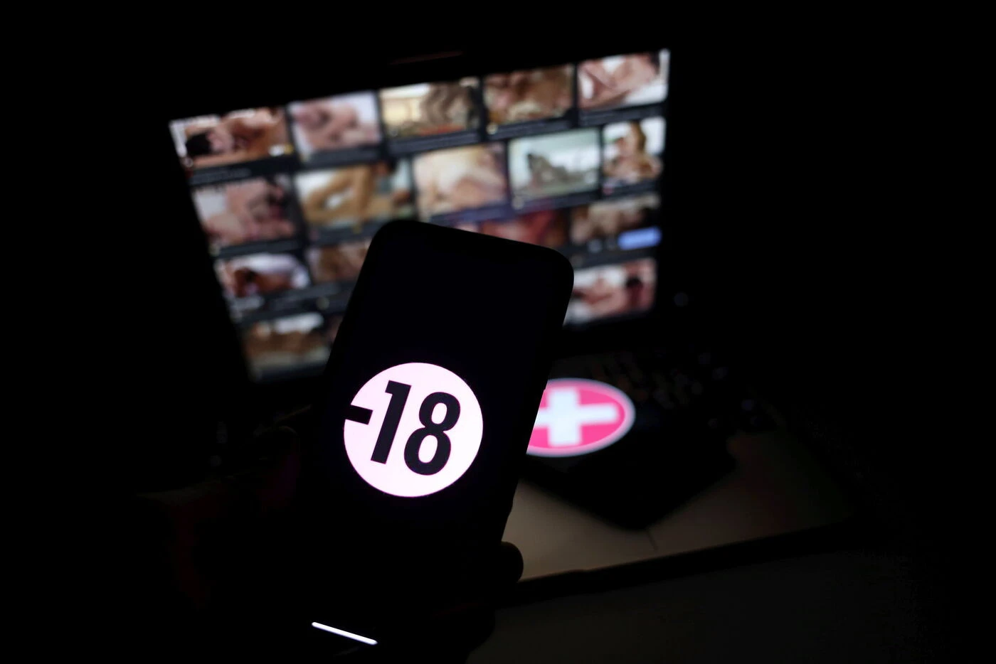 « Jacquie et Michel » : le créateur du site porno échappe à une mise en examen pour complicité de viol