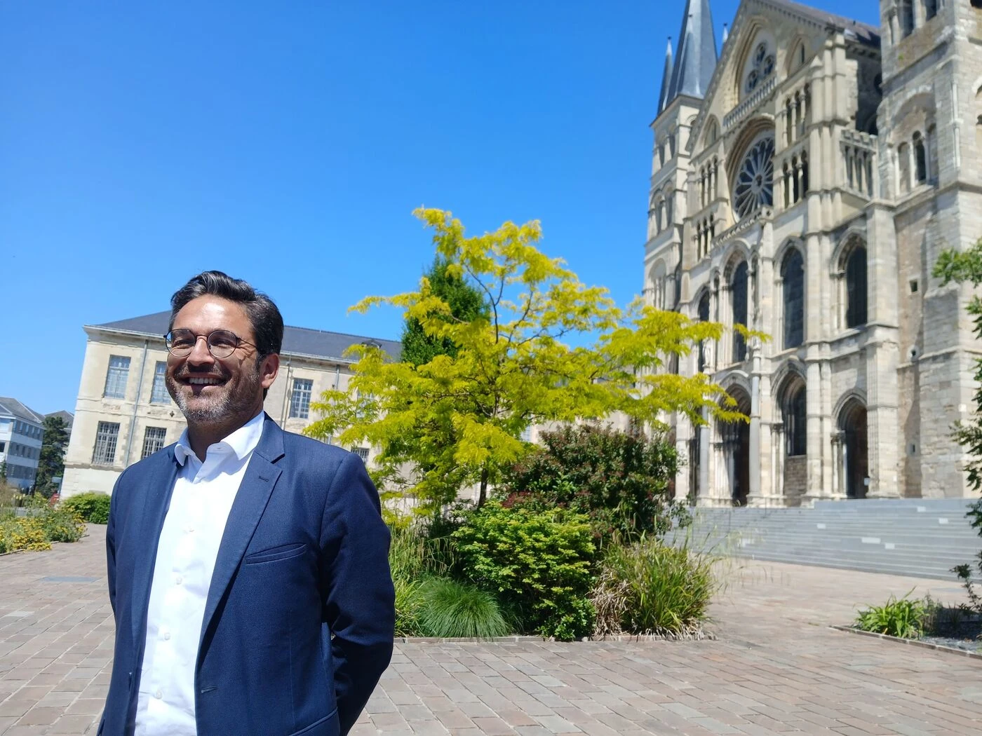 Cordistes, grue… À Reims, un chantier d’urgence lancé pour rouvrir la basilique Saint-Remi le 13 juin
