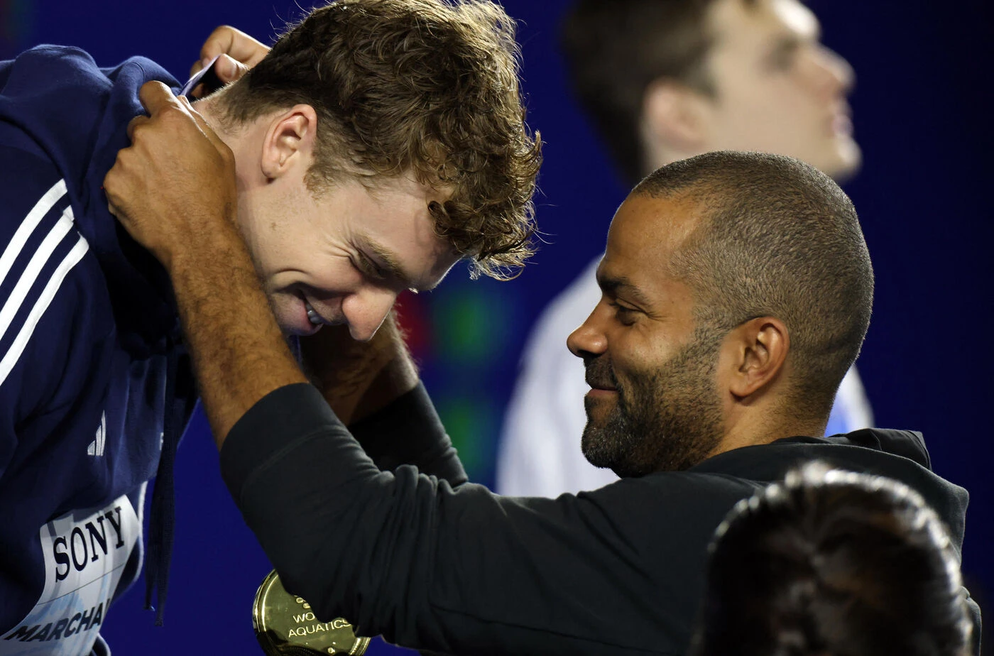 « Qu’est-ce qu’il fout là ? » : quand Léon Marchand découvre que Tony Parker va lui remettre sa médaille d’or