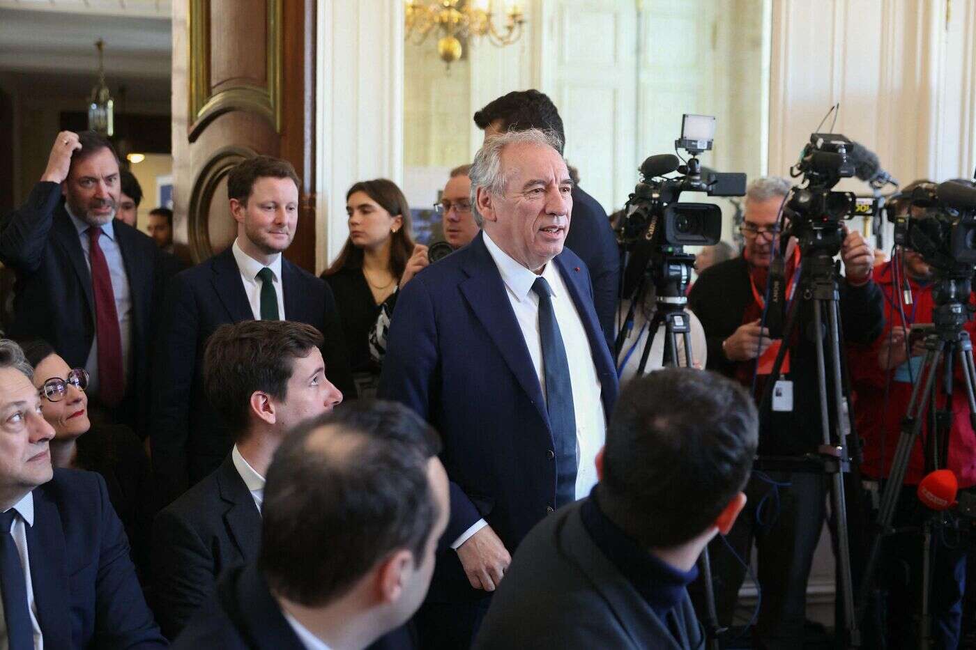 Tensions avec la Russie : Bayrou affirme la « priorité » budgétaire à la défense, « sans rien abandonner du modèle social » français