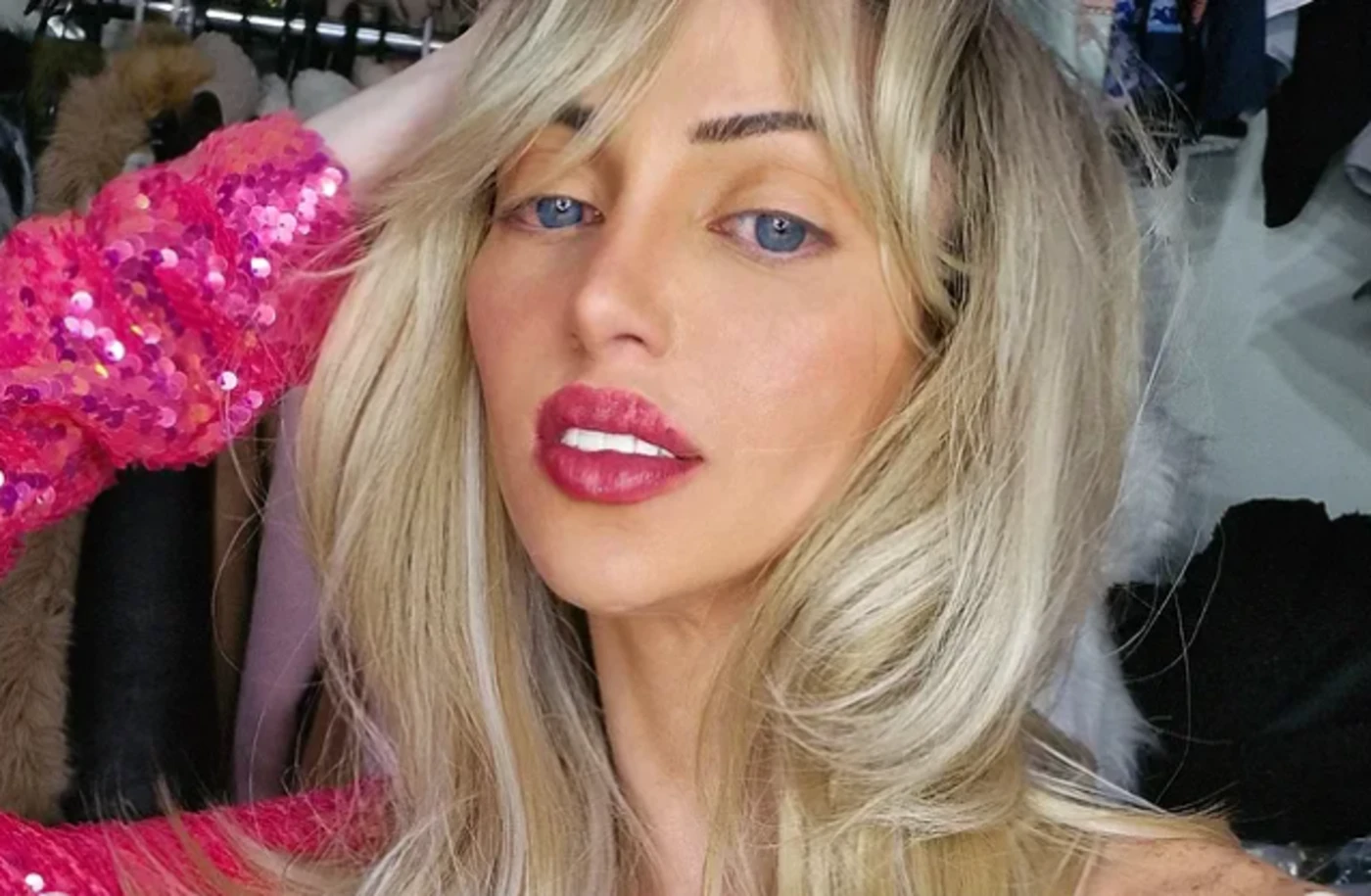 Elle avait été embauchée pour des « services sexuels » : mystère autour de la mort de l’influenceuse « Barbie humaine » à 31 ans